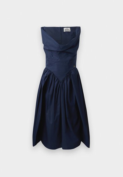 Mornarsko modra obleka s strukturiranim krojem in načinom vrata, z nabranim pasom in polno krilo. Izdelana iz gladkega materiala, z majhno blagovno oznako.