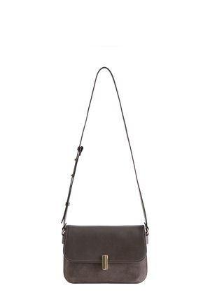 Dunkelgraue Leder- und Wildleder-Crossbody-Tasche mit verstellbarem Gurt und vertikalem goldfarbenem Verschluss auf der vorderen Klappe.