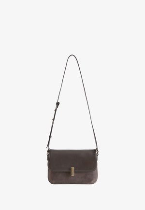 Dunkelgraue Leder- und Wildleder-Crossbody-Tasche mit verstellbarem Gurt und vertikalem goldfarbenem Verschluss auf der vorderen Klappe.