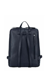 Sac à dos en cuir bleu marine à finition texturée, doté de deux bretelles, d'une poignée supérieure et d'une poche zippée latérale pour un rangement supplémentaire.