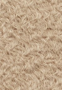 Teksturowana beżowa tkanina z falistym wzorem, o miękkiej, puszystej powierzchni. Jest lekka i ma jednolity, stały kolor.