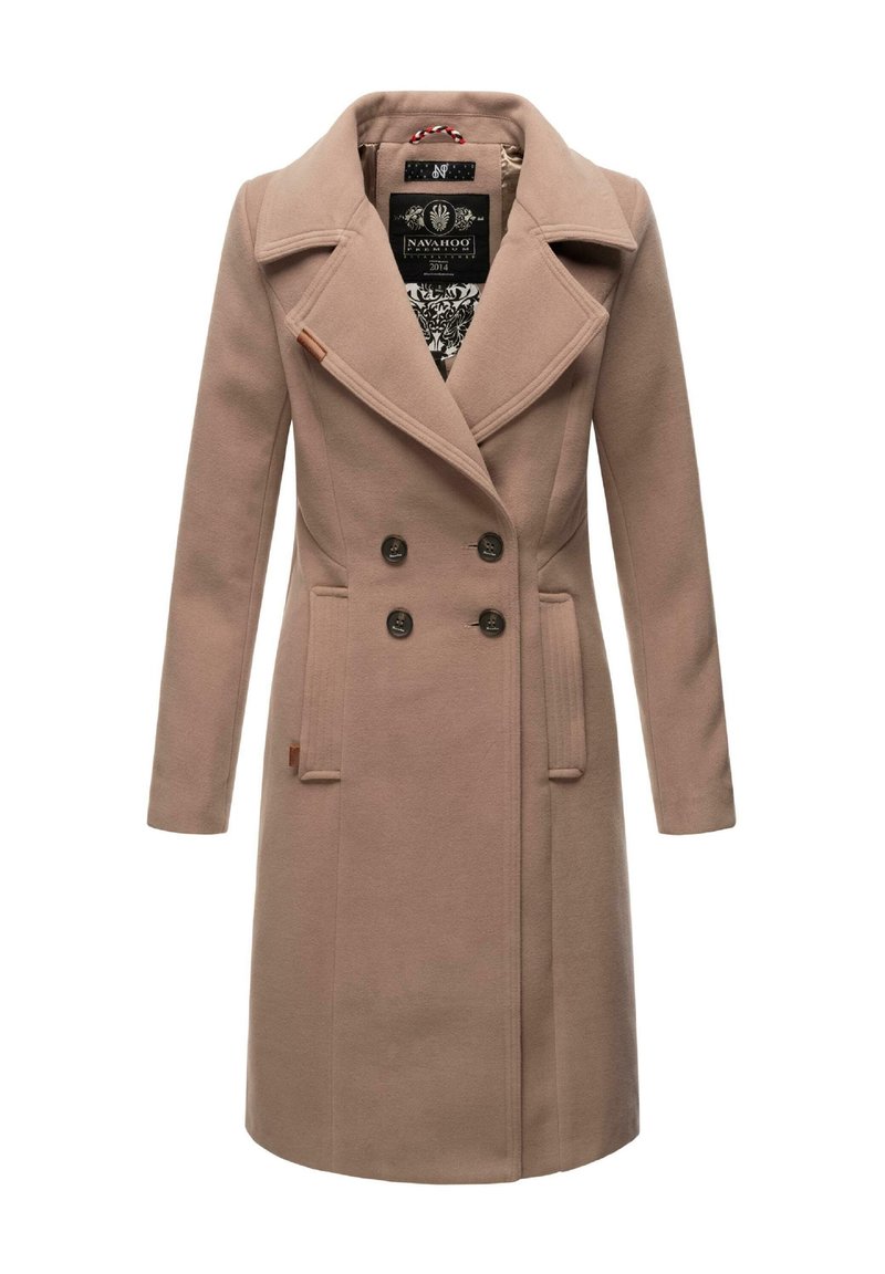Beige dobbeltradet frakke med store revers, som har to forlommer og sorte knapper. Indvendigt har den et kontrasterende mønstrede for.