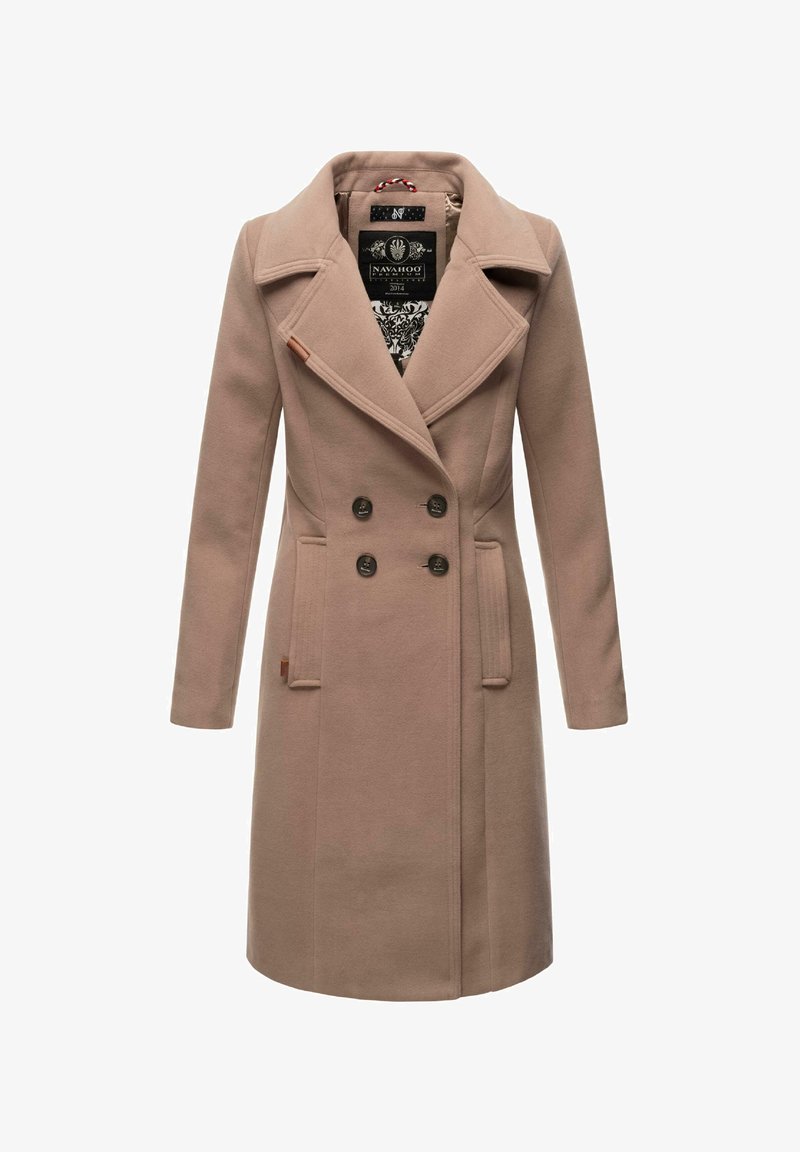 Abrigo beige de doble botonadura con grandes solapas, que cuenta con dos bolsillos delanteros y botones negros. El interior tiene un forro de patrón contrastante.