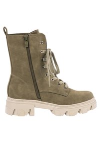 Botte de combat en daim vert olive avec semelle épaisse beige, fermeture éclair latérale et laçage à l'avant sur fond blanc.