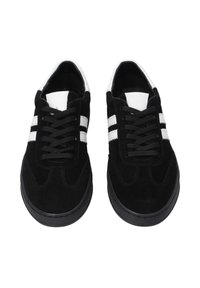 Czarne zamszowe sneakersy z białymi skórzanymi akcentami i trzema białymi paskami. Posiadają czarne sznurówki, teksturowaną podeszwę i zaokrąglony krój palców.