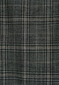 Tejido de tela con un patrón de cuadros en negro, gris y marrón, con una superficie texturada y líneas horizontales y verticales prominentes.