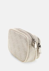 Custodia con zip beige testurizzata con un motivo sottile, bordo bianco, chiusure a doppia zip e ferramenta in metallo di tonalità argento.