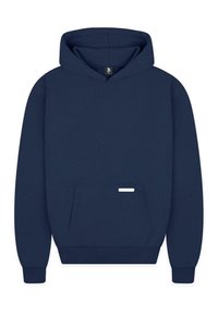 Sweat à capuche bleu marine avec poche kangourou à l'avant et poignets et ourlet côtelés, présentant une petite étiquette blanche sur la poche.