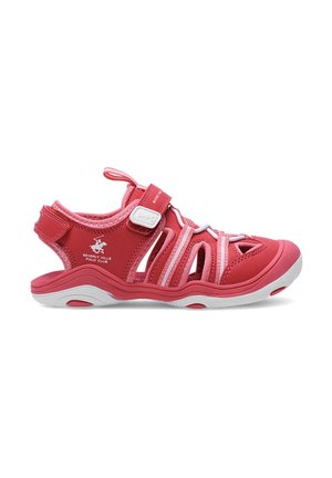 Rød sporty sandal med lukket tå, justerbare velcrobånd, hvid sål og Beverly Hills Polo Club-logo på siden.