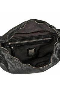 Bolso de cuero negro con cremallera plateada abierta que muestra el interior de tela negra y un pequeño bolsillo con cremallera con una etiqueta de la marca Campomaggi en el interior.