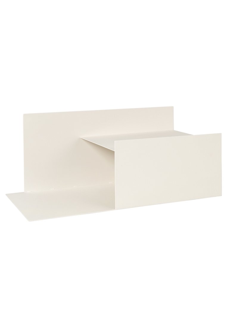 Vit metallhylla med en platt design, med en utsträckt plattform. Slät yta och minimalistsik form, lämplig för visning eller förvaring.