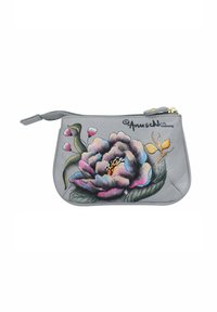 Grijze leren pouch met een kleurrijk bloempatroon van een pioenroos, bladeren en knoppen. Gedetailleerde stiksels en een gouden ritsaccent.
