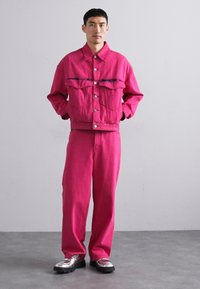 Études LOOSE JACKET - Denimová bunda - fuchsia