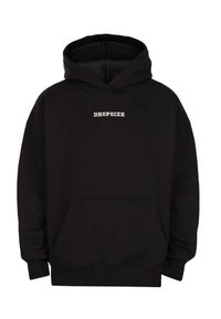 Schwarzer Kapuzenpullover mit frontaler Kängurutasche und in Weiß auf der Brust bedrucktem "DROPSIZE"-Text.