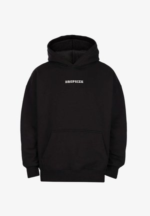 Schwarzer Kapuzenpullover mit frontaler Kängurutasche und in Weiß auf der Brust bedrucktem "DROPSIZE"-Text.