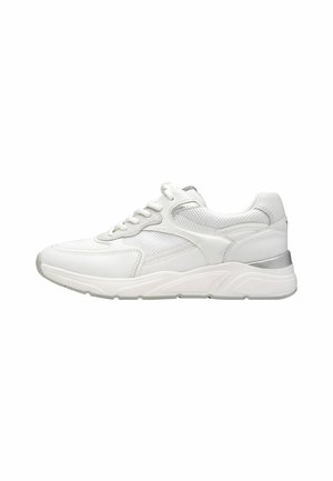Białe sportowe buty z aksamitu, wykonane z gładkiej skóry i siateczki, z amortyzującą podeszwą środkową oraz srebrnym akcentem na pięcie.