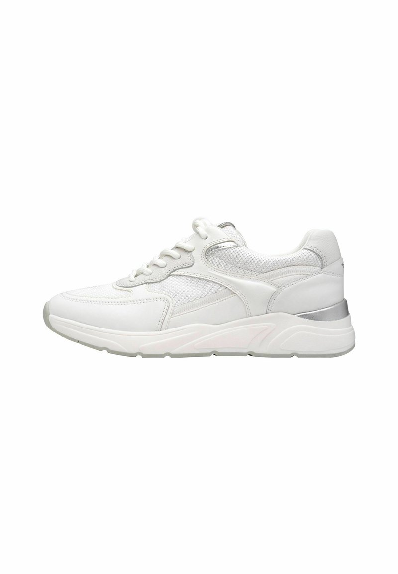 Sneaker atletico bianco con una combinazione di pelle liscia e mesh, un'intersuola ammortizzata e un accento argento sul tallone.