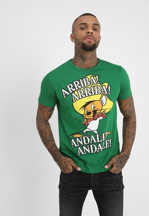 T-shirt vert à manches courtes avec un personnage de dessin animé portant un sombrero jaune et le texte "ARRIBA ! ANDALE !" en lettres audacieuses et ludiques.