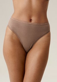 Brązowe majtki z wysokim stanem wykonane z bawełny, charakteryzujące się gładką fakturą, elastycznym pasem z nadrukiem „ATLANTIC” oraz klasycznym krojem.