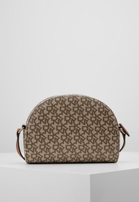 Ruskean kuvioitu käsilaukku, jossa on kaareva muoto, teksturoitu ulkopinta ja vastaava olkahihna, koristeltu kultaisilla metalliosilla.