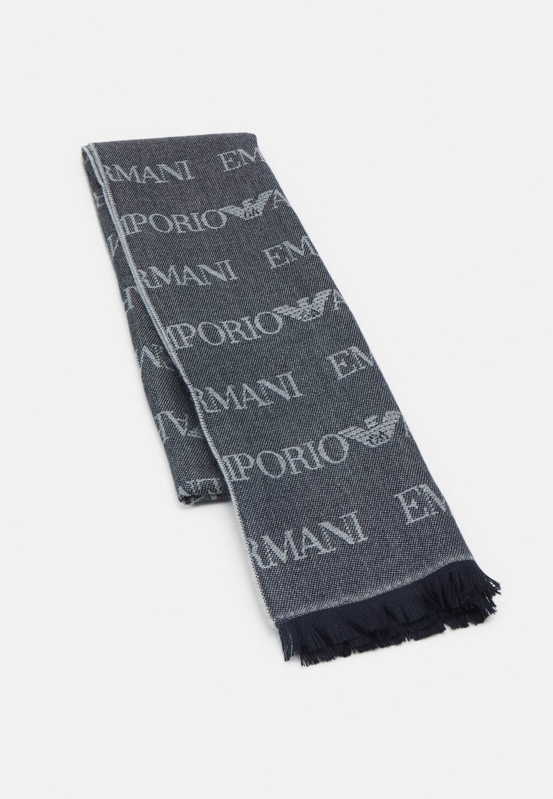 Sciarpa blu navy con un motivo a ripetizione del logo "Emporio Armani", realizzata in materiale morbido e con frange su un lato.