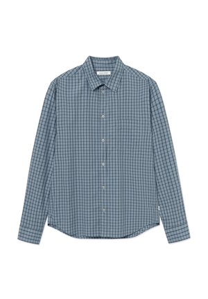 Modrá a sivá károvaná košeľa s dlhým rukávom, zapínaná na gombíky, s golierom a jedným vreckom na hrudi, položená na bielom pozadí.