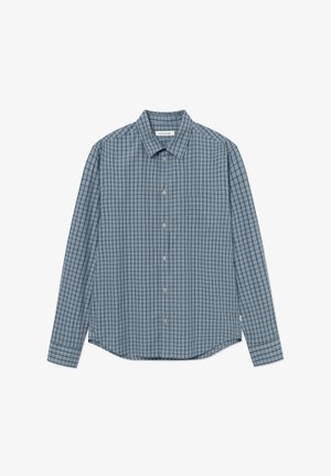 Blau karierte und graue Langarm-Hemd mit Knöpfen, Kragen und einer Brusttasche, flach auf weißem Hintergrund ausgelegt.