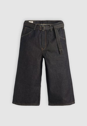 Culottes de mezclilla oscura con un diseño de pierna ancha, presillas para cinturón y un cinturón de tela con lazo. Costuras en contraste y bolsillos a ambos lados.