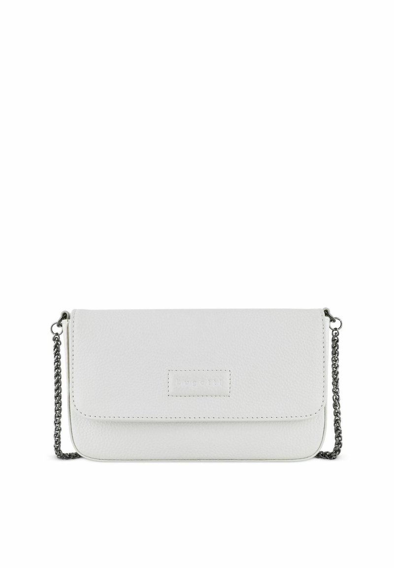 Clutch bag in pelle bianca con superficie testurizzata, pattina ripiegata, logo in rilievo e tracolla in catena argentata per il trasporto.