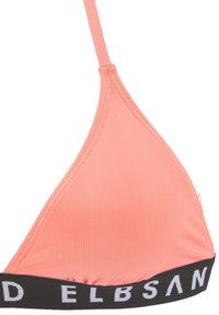 Rosa dreieckiger Bikini-Oberteil mit einem schwarzen elastischen Band, das weiße Schriftzüge trägt. Hergestellt aus glattem Stoff mit verstellbaren Trägern.