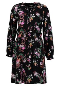 Černé květinové šaty s dlouhými rukávy, které mají různé barevné květiny a vzory, stahovaný pas a kulatý výstřih.