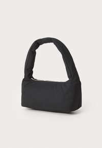 Crna, podstavljena torba s okruglom ručkom, pravokutnog oblika i zatvaranjem na patentni zatvarač. Glatka tekstura s elegantnim, minimalističkim dizajnom.