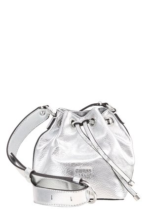 Sac seau en cuir métallisé argenté avec fermeture à cordon et bandoulière réglable, marqué "GUESS" à l'avant.