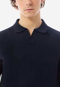 Navy-Polohemd mit Kragen, kurzen Ärmeln und strukturiertem Stoff. Verfügt über einen V-Ausschnitt am Hals und eine taillierte Passform.