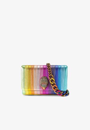 Borsa in pelle colorata con strisce orizzontali in tonalità rainbow, dotata di una chiusura a conchiglia dorata e di una tracolla decorativa a catena.