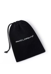 Czarny aksamitny worek ze sznurkiem z napisem "PAKO LORENTE" w białym kolorze, o gładkiej fakturze i zaokrąglonym kształcie.