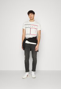Tommy Hilfiger LARGE FLAG TEE - T-shirt estampada - ecru