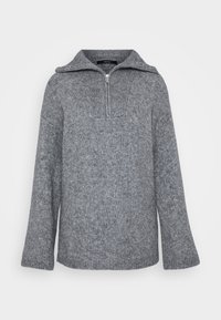 Maglione grigio a maglia con colletto alto, zip parziale sul davanti e maniche a campana. Presenta polsini a costine e una finitura testurizzata.