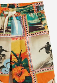 Mnohobarevné plavky s kolážou, na ktorej sú surferi, tropické kvety a vlny. Materiál je ľahká tkanina s elastickým pásom.