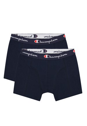 Zwei Paar dunkelblaue Herren-Boxershorts mit elastischem Bund und dem Champion-Logo in Weiß und Rot.
