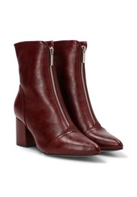 Botines de cuero burdeos hasta el tobillo con punta afilada, tacón cuadrado y cremallera lateral. Textura suave con costuras a lo largo de la punta.