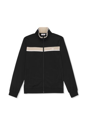 Zwarte FILA-jas met ritssluiting, met beige en witte horizontale strepen over de borst en kraag, voorzien van zijzakken en geribbelde manchetten.