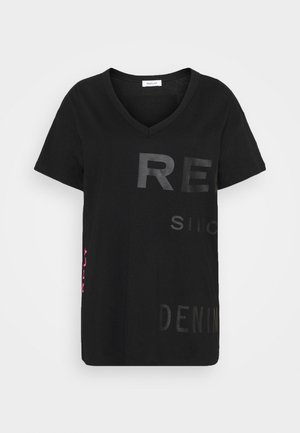 Sort V-hals T-shirt med korte ærmer med svage store grå bogstaver "RE", "SIN" og "DENIM" og lille lyserød tekst på venstre sidesøm.