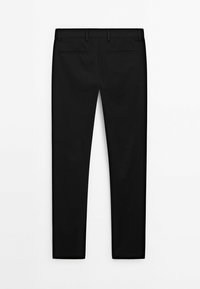 Pantalon noir slim-fit sur mesure avec passants de ceinture et deux poches passepoilées à l'arrière, vu de dos sur fond blanc.