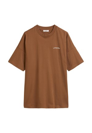 Braunes T-Shirt mit kurzen Ärmeln und Rundhalsausschnitt, mit kleinem weißem Textlogo auf der linken Brust, schlichtes Design, lockere Passform.