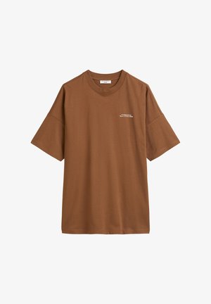 Braunes T-Shirt mit kurzen Ärmeln und Rundhalsausschnitt, mit kleinem weißem Textlogo auf der linken Brust, schlichtes Design, lockere Passform.