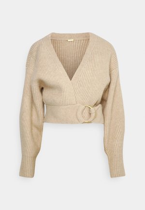 Béžový pletený svetr s jemným žebrováním, hlubokým výstřihem do V, dlouhými rukávy a páskem v pase s kulatou přezkou ve zlatém tónu.