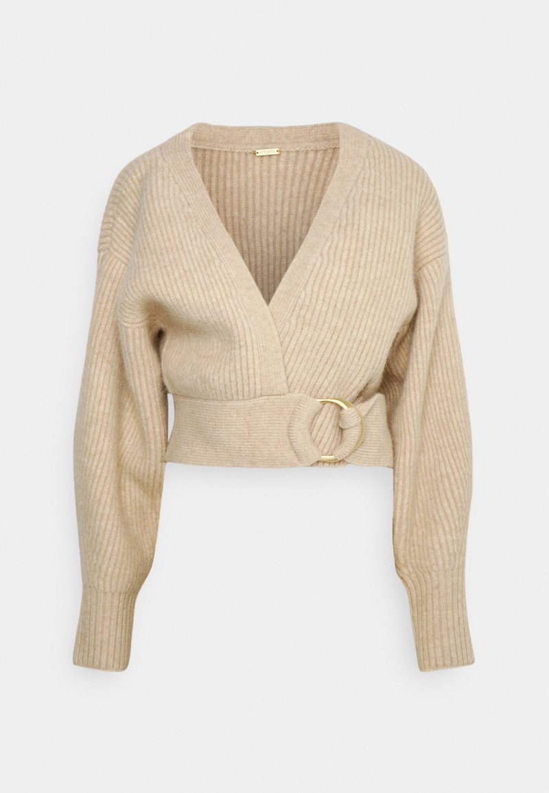 Beige ribbat stickad tröja med djup V-ringning, långa ärmar och ett midjebälte med en cirkulär ringbuckle i guldton.