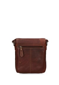 Borsa a tracolla in pelle marrone con tasca frontale con cerniera, parte superiore piegata e cuciture a contrasto. Texture liscia con un design minimalista.