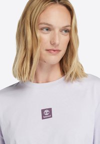 Timberland SHORT SLEEVE TEE - Triko s potiskem - pastel lilac